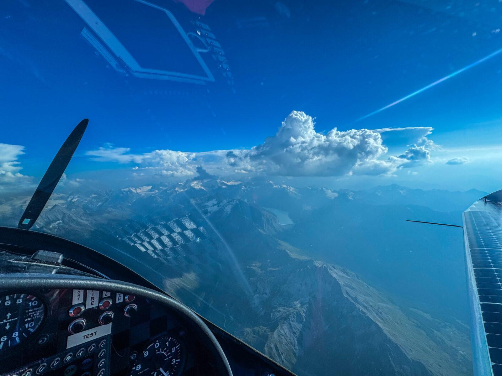 samolot solarny solarstratos wzniósł się nad alpami