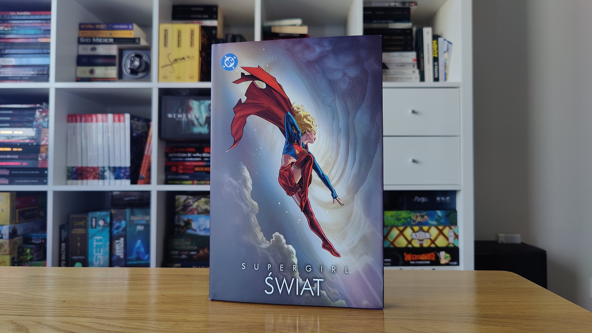 Supergirl leci przez świat i trafia do Polski, czyli recenzja komiksu Supergirl: Świat