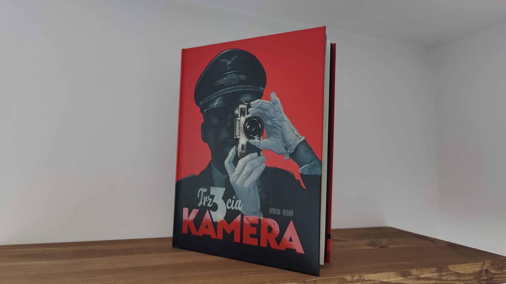 Zdjęcia, które miały zniknąć. Recenzja komiksu Trzecia kamera